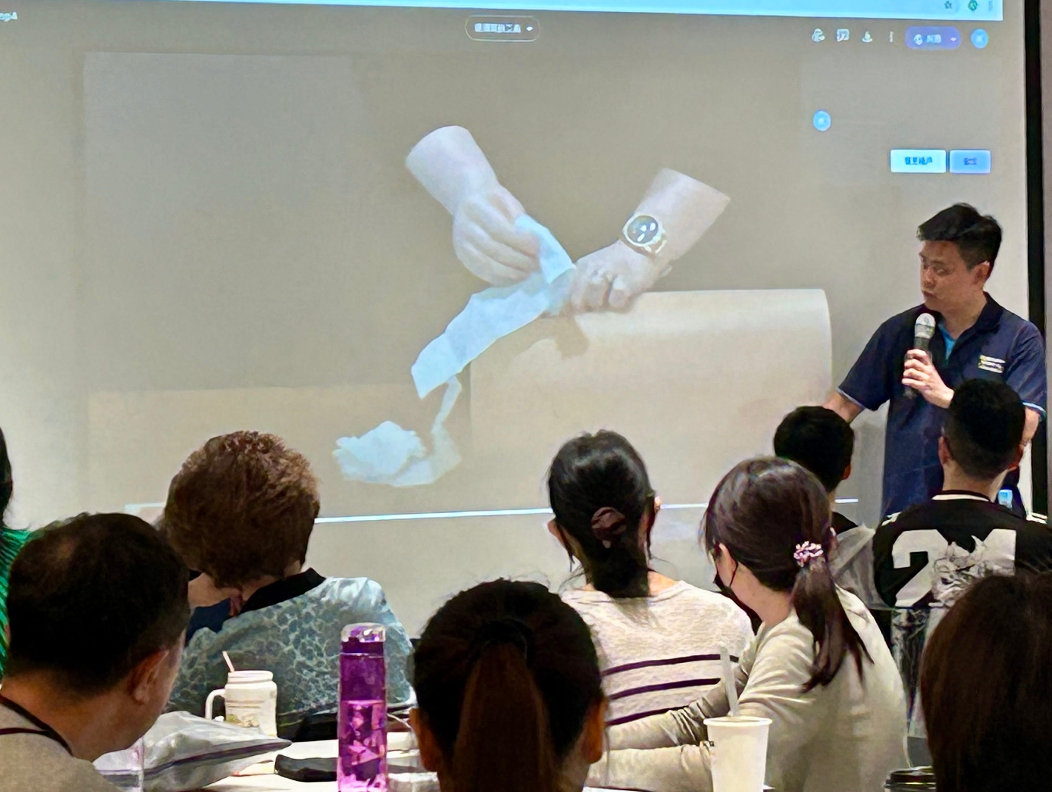 A trainer at Kuma Academy teaches course attendees how to treat a deep wound immediately.