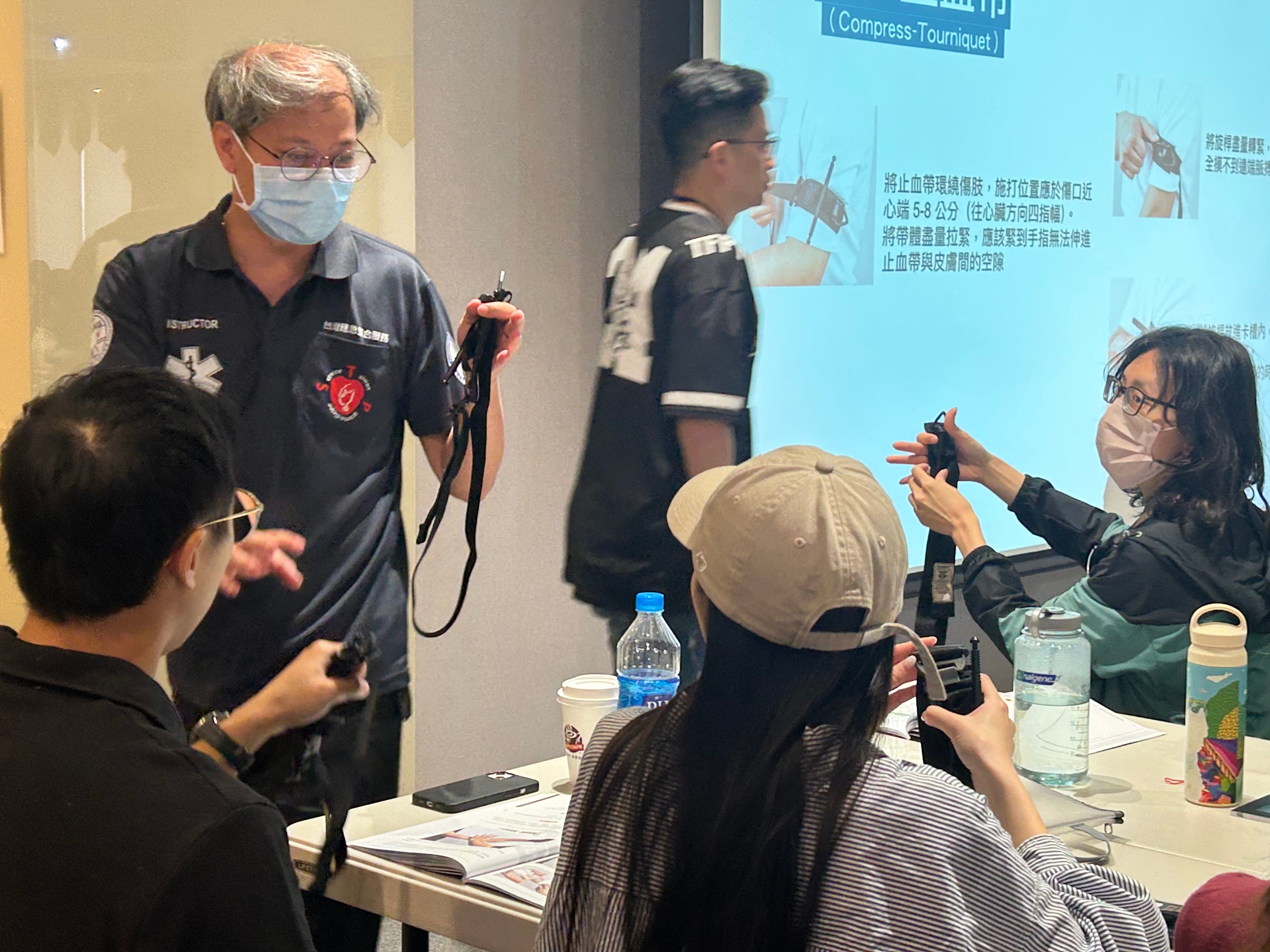 A first aid demonstration at Kuma Academy's civil defense course.