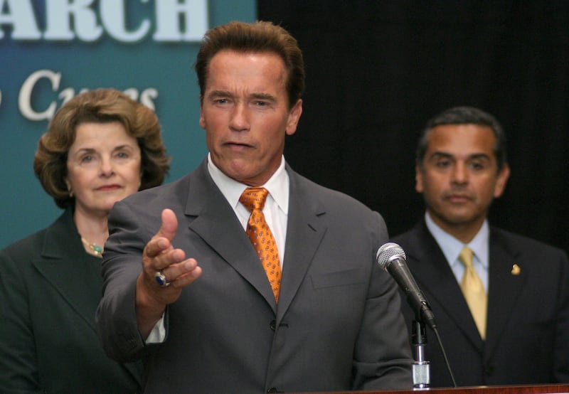 UNITED STATES - AUGUST 23:  California United to protect stem cell research initiative in Los Angeles, United States on August 23, 2005 - U.S. senator Dianne Feinstein, California governor Arnold Schwarzenegger and Los Angeles mayor Antonio Villaraigosa discuss at the Neuroscience Research building.  (Photo by Mike FANOUS/Gamma-Rapho via Getty Images)