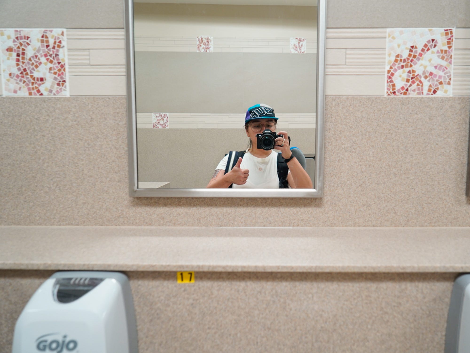 honolulu airport bathroom selfie