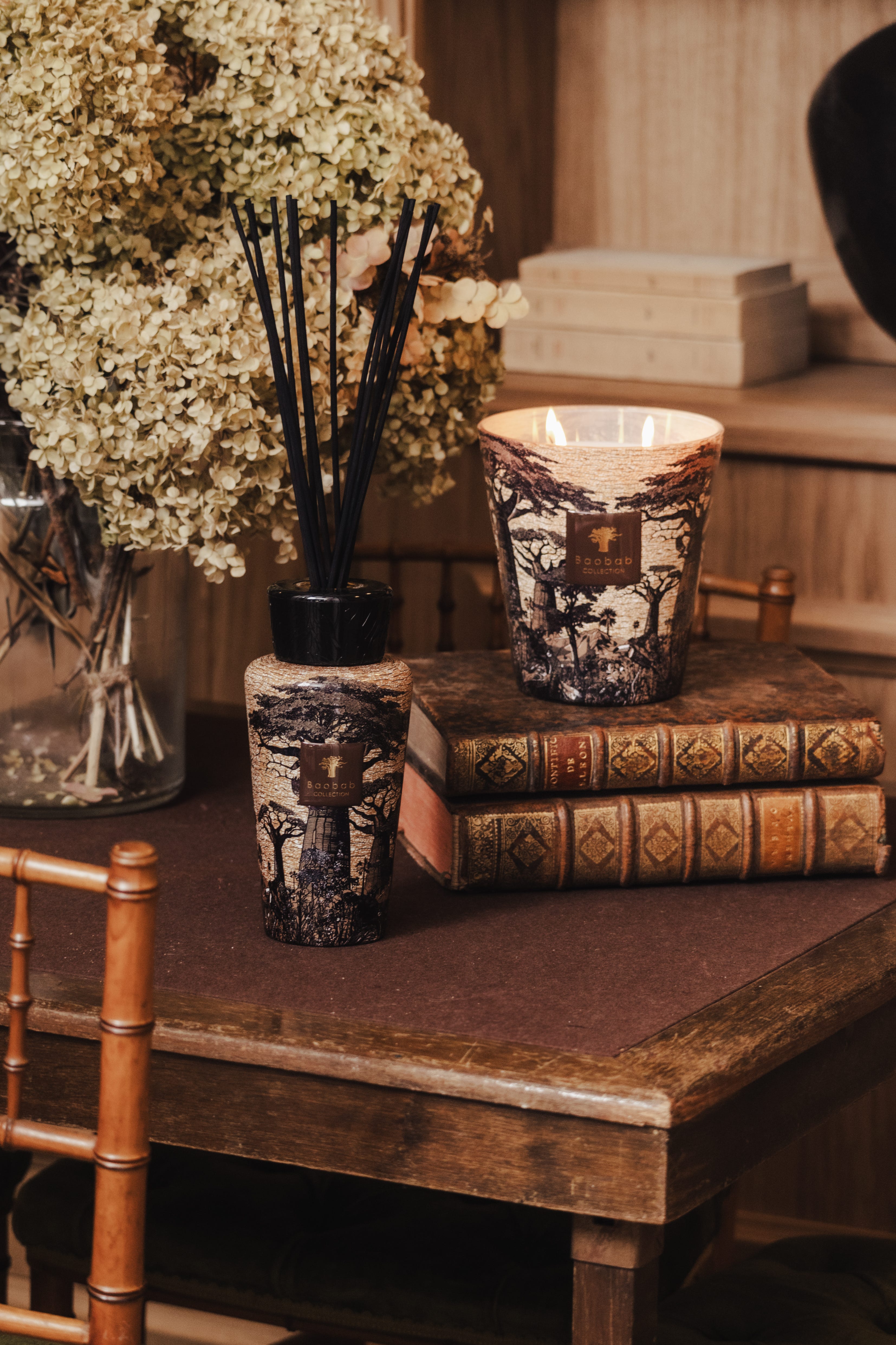 A candle and diffuser in the scent Mankono from Baobab Collection.