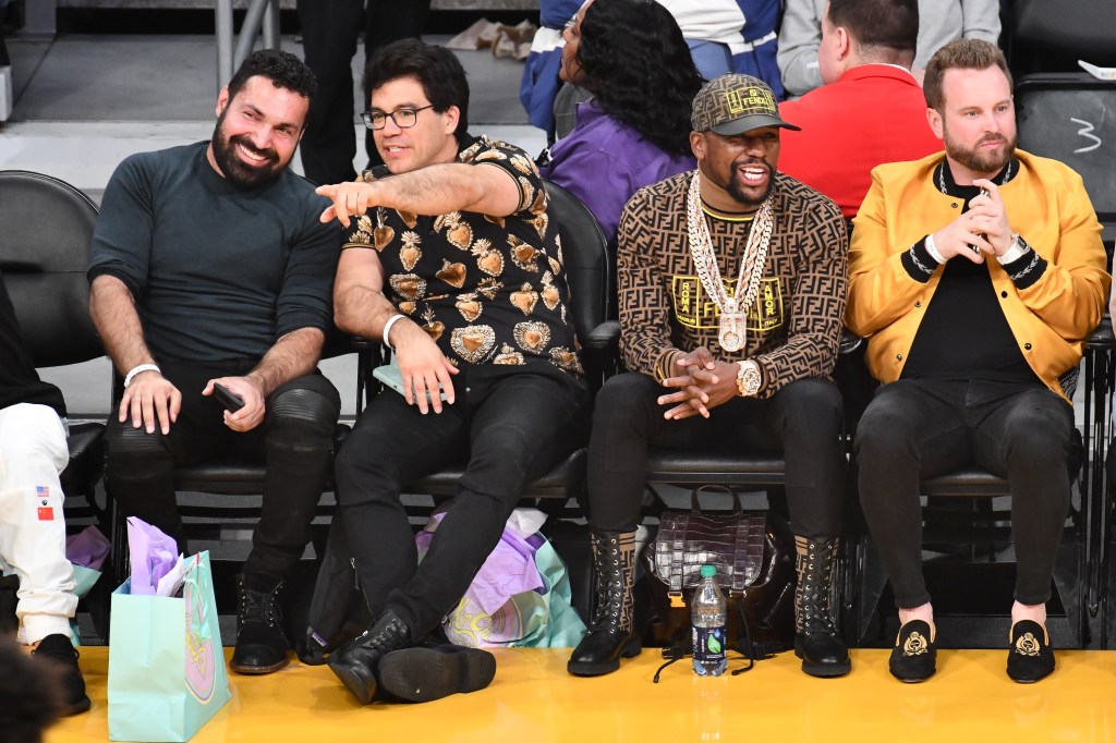 Tai Lopez and Floyd Mayweather Jr. watching a basketball game.