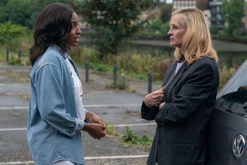 Ayo Edebiri and Julia Roberts.