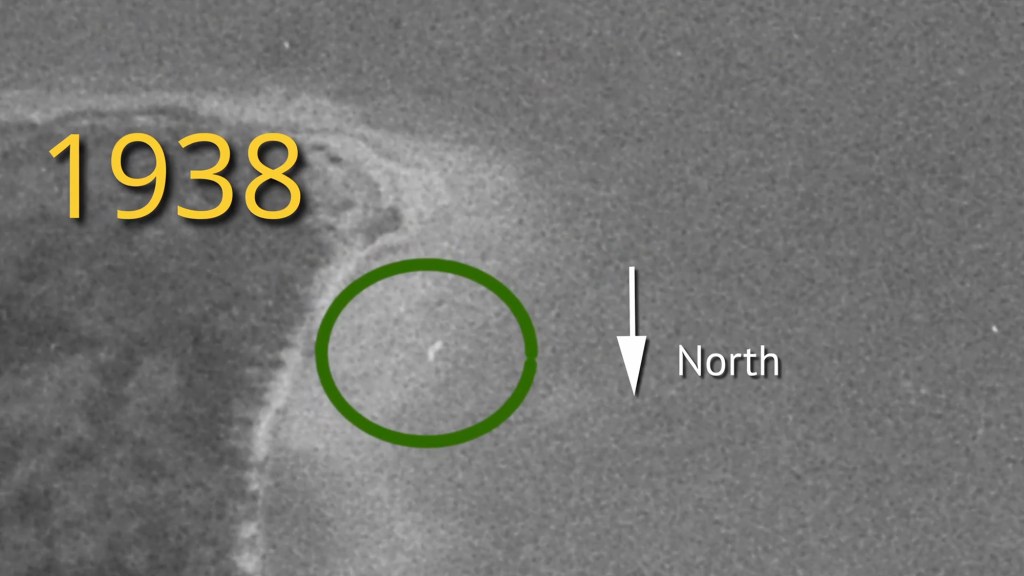 Aerial photo from 1938 showing a visual anomaly in the Nikumaroro Island lagoon, circled in green, with a white arrow indicating North.