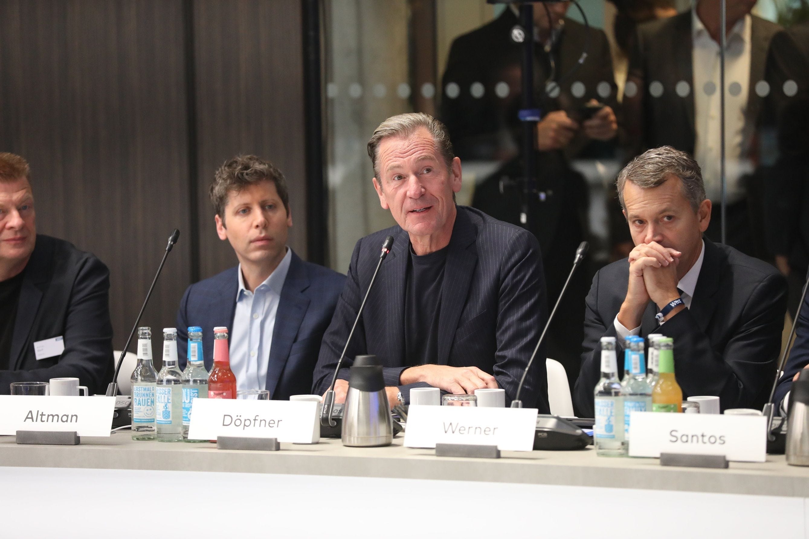 Mathias Döpfner speaks into a microphone.