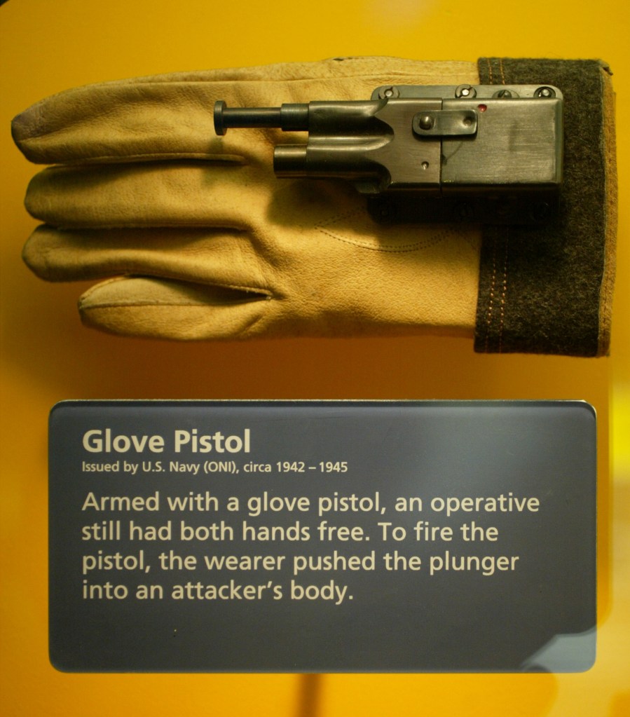 Glove pistol issued by the U.S. Navy, circa 1942-1945.