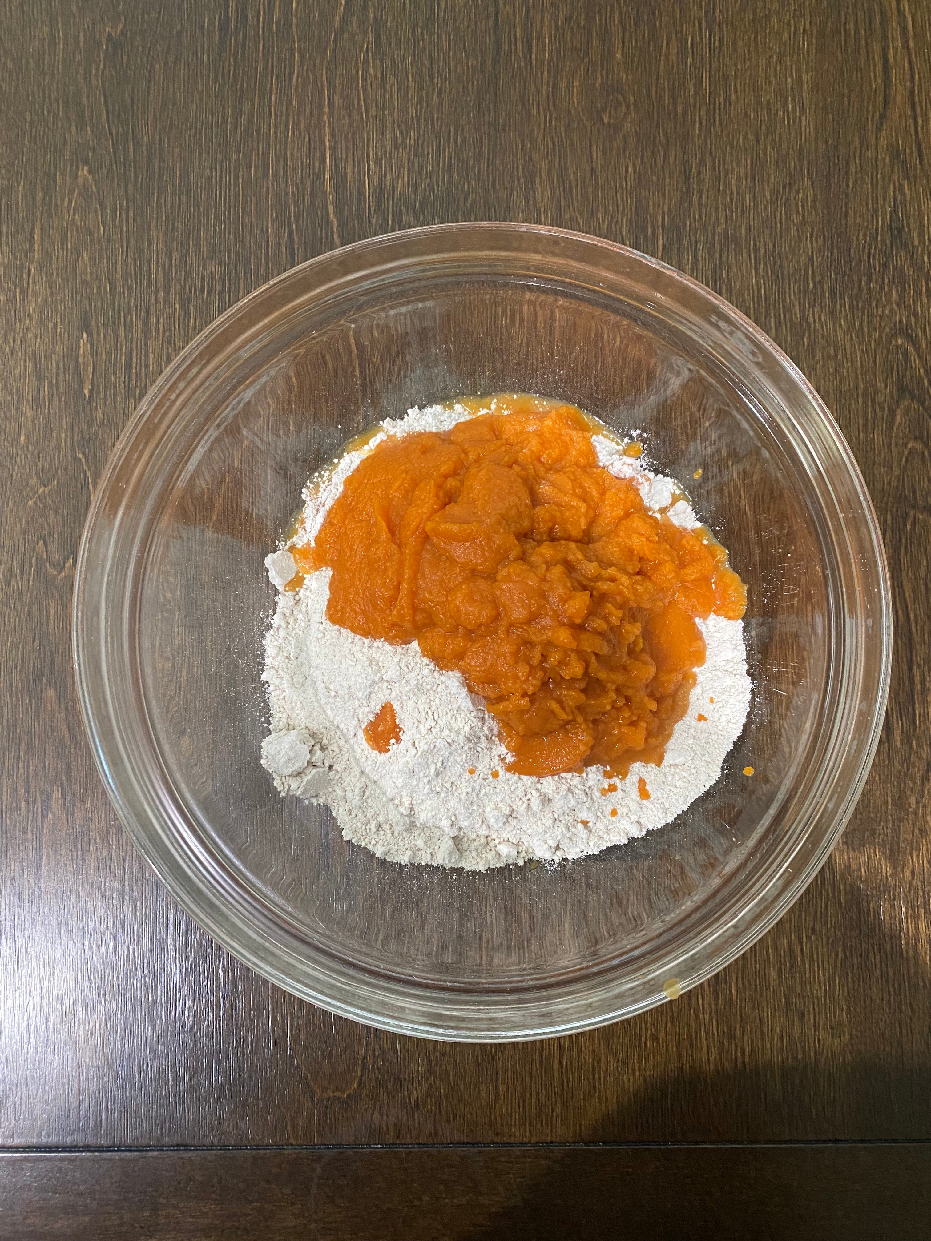 Spice cake mix and pumpkin purée in the bowl.
