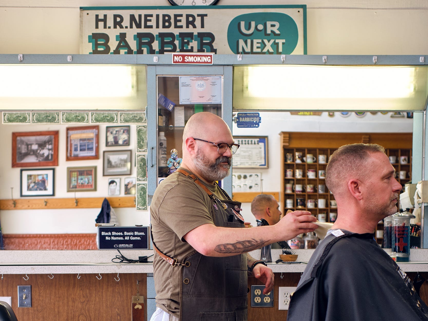 Tate Yohe cutting hair