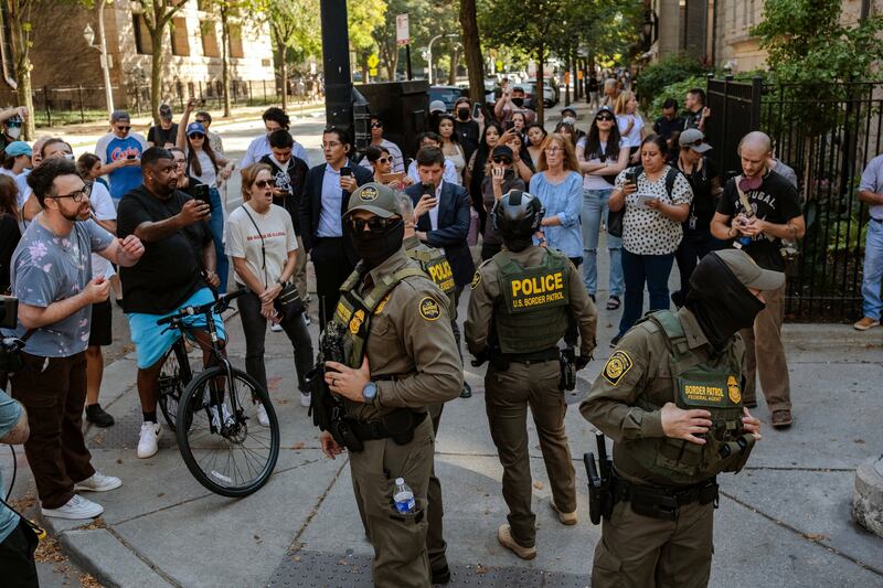 Federal agents stand on a street corner after patrolling several tourist districts in the downtown area, after U.S. President Donald Trump ordered increased federal law enforcement presence to assist in crime prevention, in Chicago, Illinois, U.S. September 28, 2025. REUTERS/Jim Vondruska