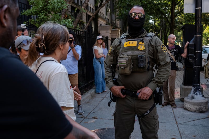 A federal agent stands on a street corner after patrolling several tourist districts in the downtown area, after U.S. President Donald Trump ordered increased federal law enforcement presence to assist in crime prevention, in Chicago, Illinois, U.S. September 28, 2025. REUTERS/Jim Vondruska