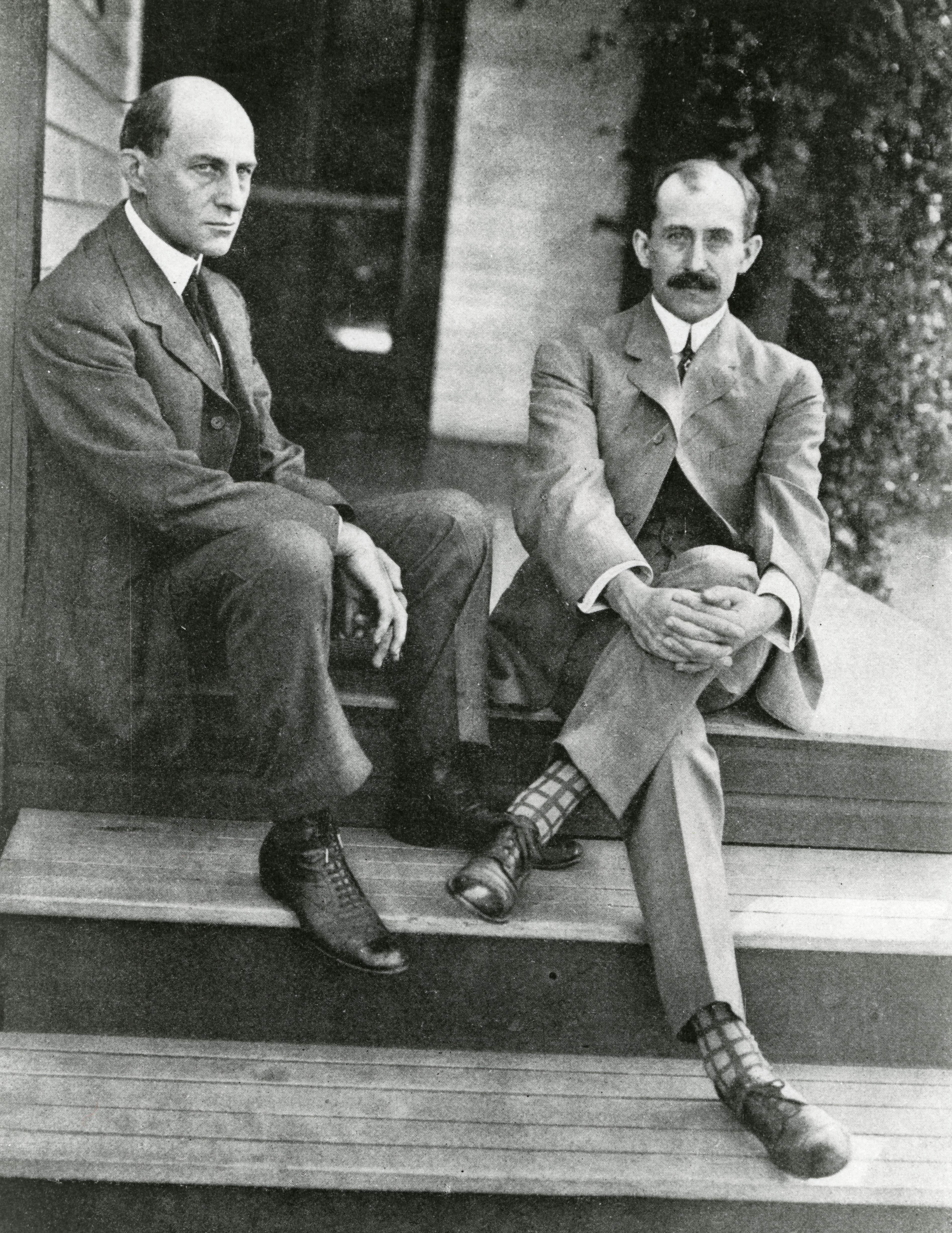 Wilbur Wright (left) and Orville Wright.
