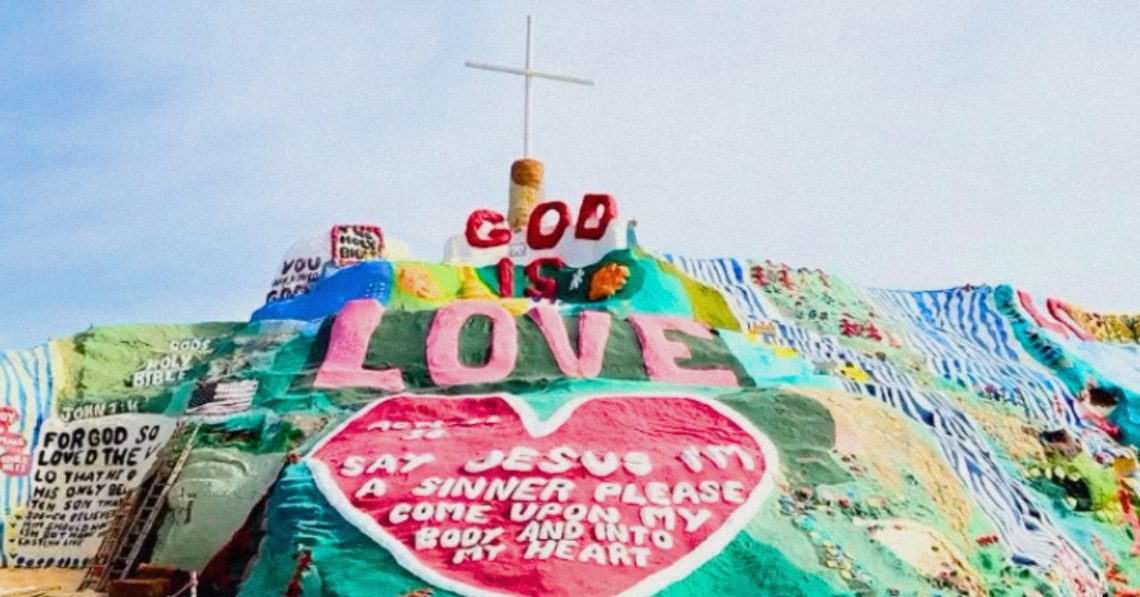 6 Weird Roadside Attractions in America That Are Totally Worth Pulling Over For