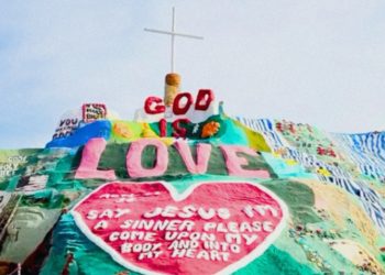 6 Weird Roadside Attractions in America That Are Totally Worth Pulling Over For