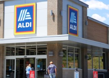Small grocery stores like Aldi and Grocery Outlet are gaining ground in the grocery wars