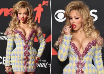 Doja Cat pairs sky-high platform heels with a $5,995 crystallized lipstick clutch on VMAs 2025 red carpet