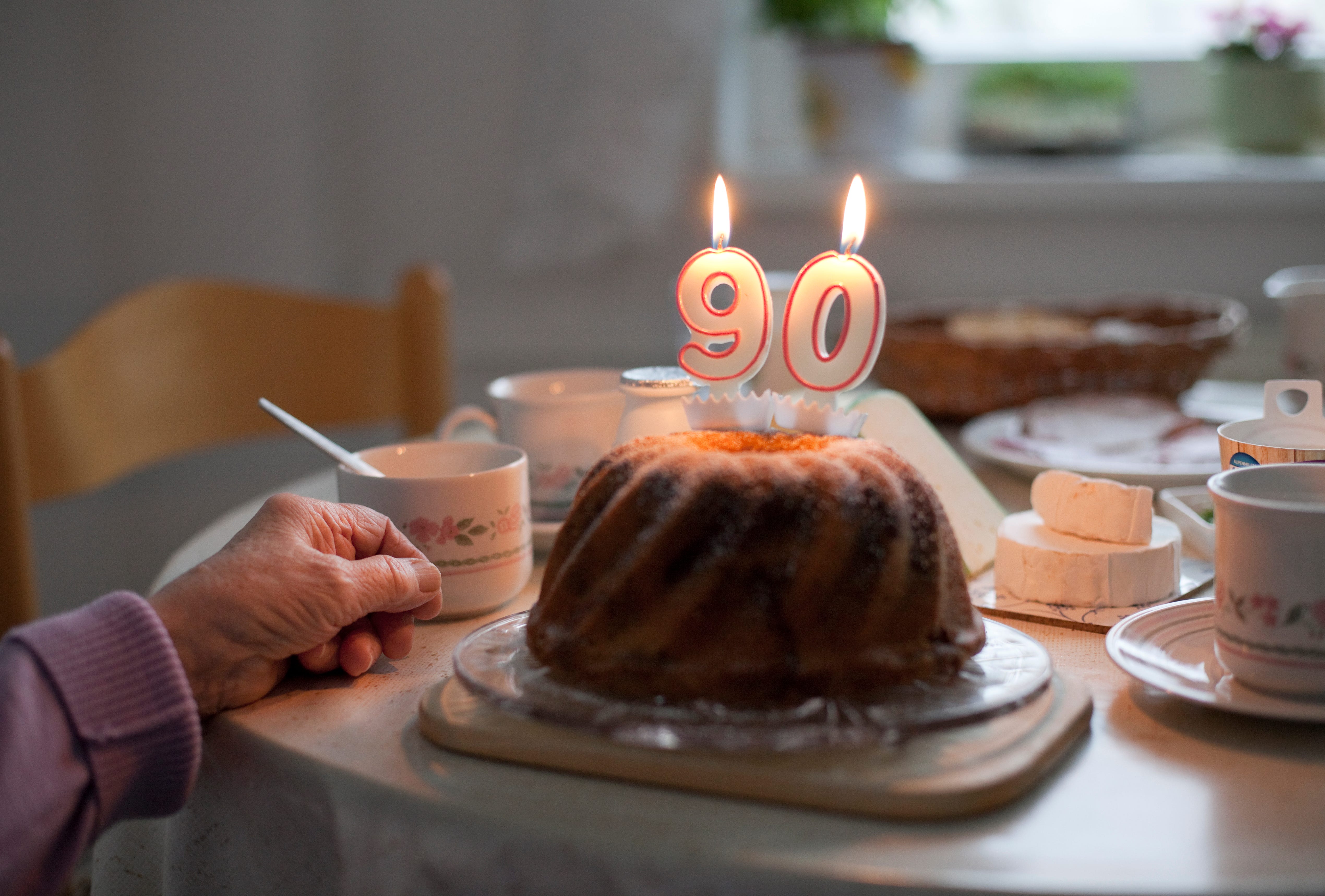 A cake with 90 years old birth candles.