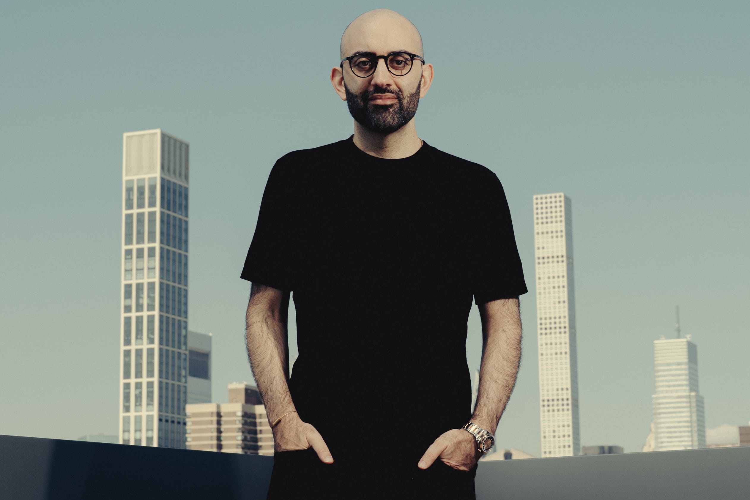 Oliver Darcy, standing in front of a skyline