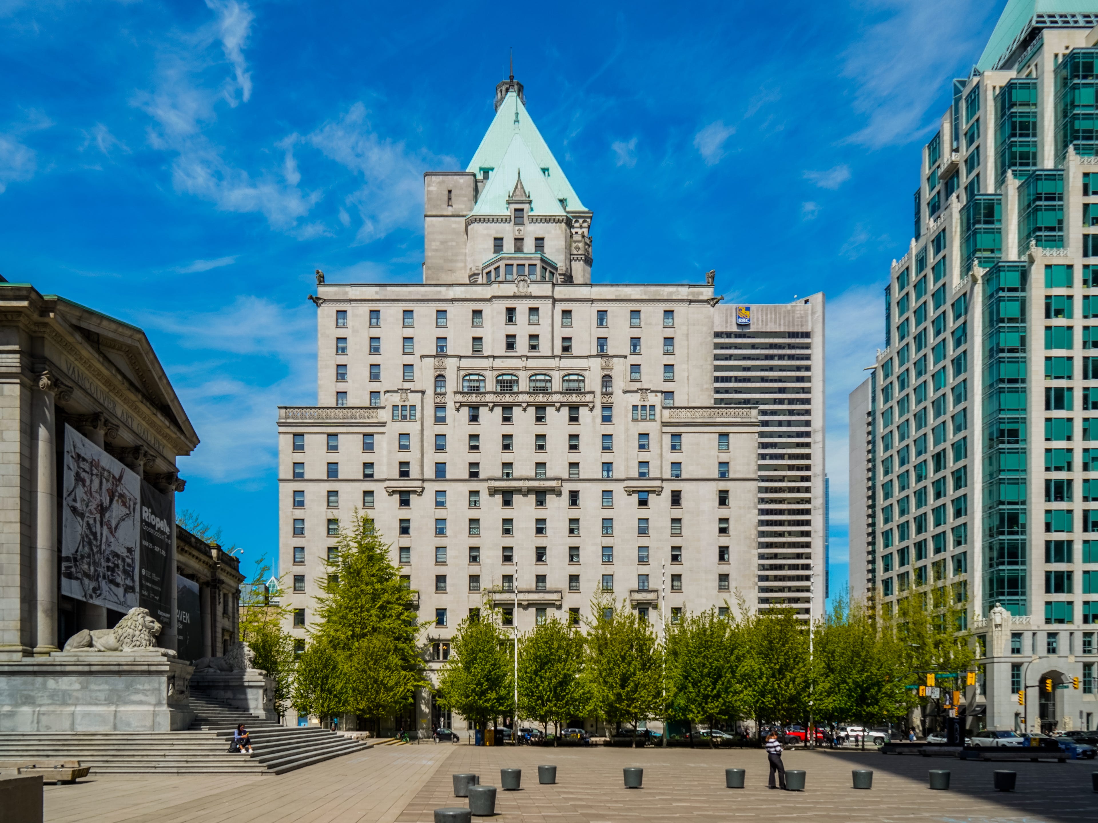 The castle-like Fairmont Hotel Vancouver is sandwiched between a museum and a modern skyscraper