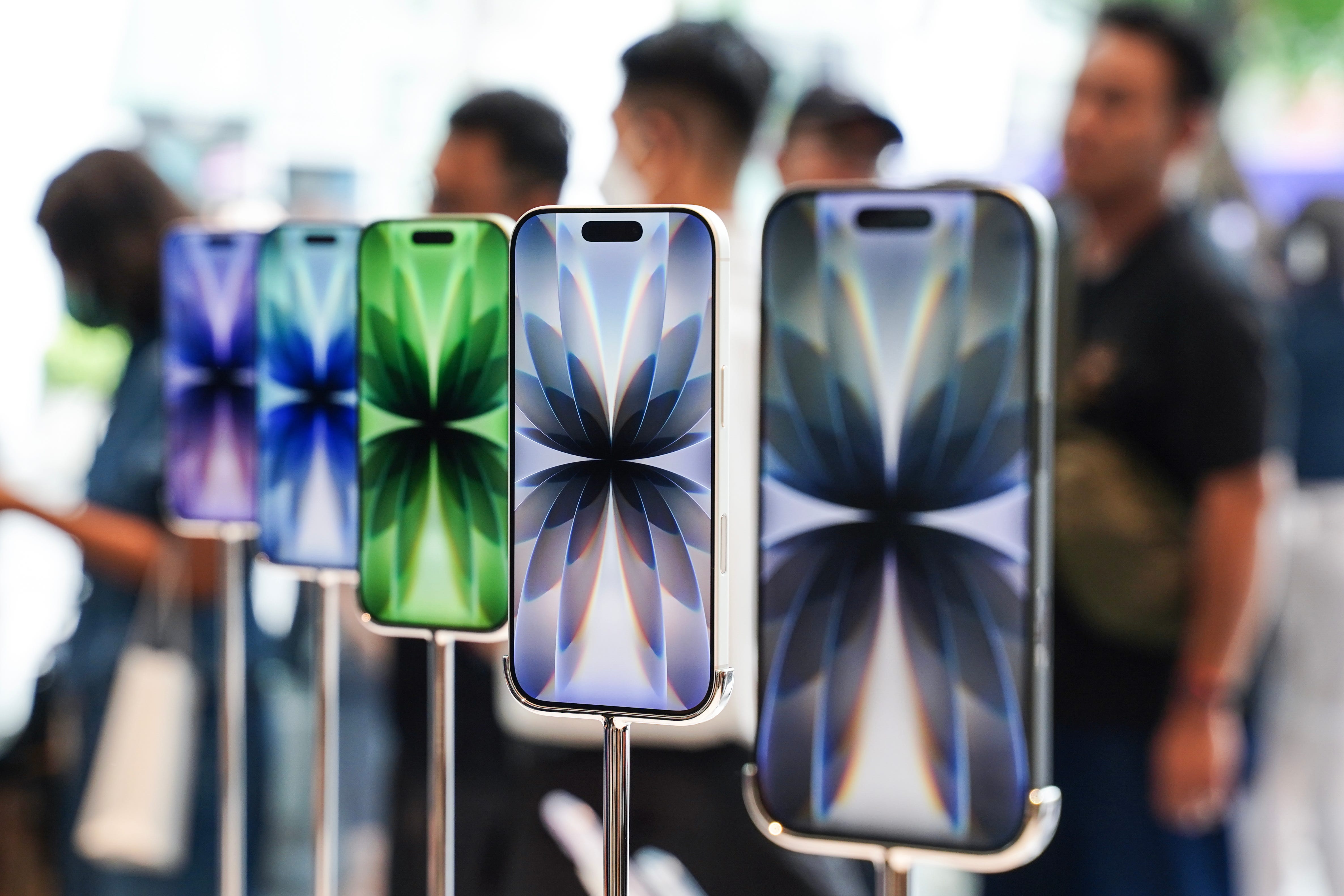 lineup of iPhones in an Apple store