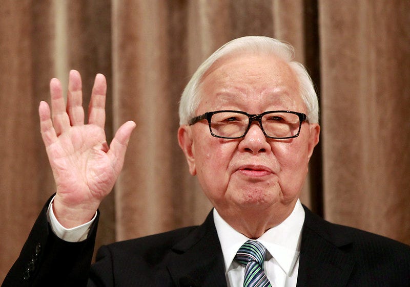 FILE PHOTO: Taiwan Semiconductor Manufacturing Co Ltd (TSMC) Chairman Morris Chang gestures while answering a question during an investor conference in Taipei, July 16, 2014. REUTERS/Pichi Chuang/File Photo