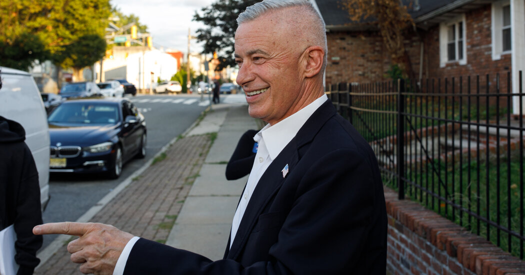 Miles From New York, Another Ex-Governor Seeks a Comeback as Mayor