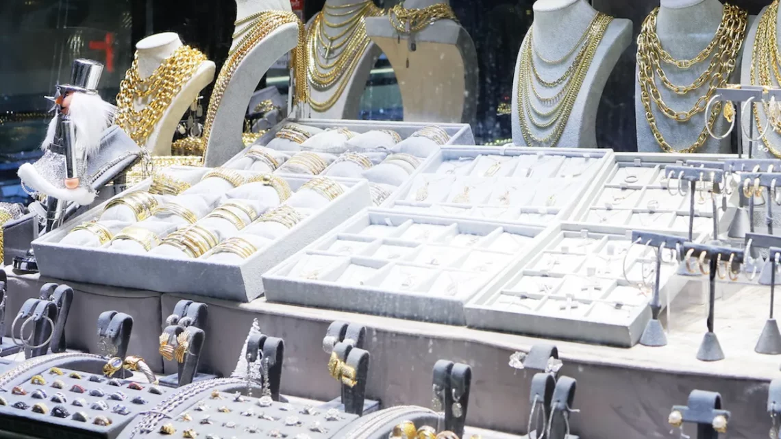 Nearly 25 thugs smash up jewelry store with crowbars, pickaxes, steal $1 million in merch — but tech helps police battle back