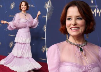 Parker Posey dazzles in 45-carat emerald necklace at Emmys 2025