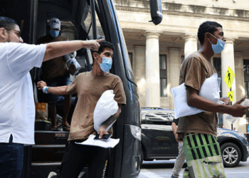 Report: Hundreds of Migrants Self-Deporting from Chicago