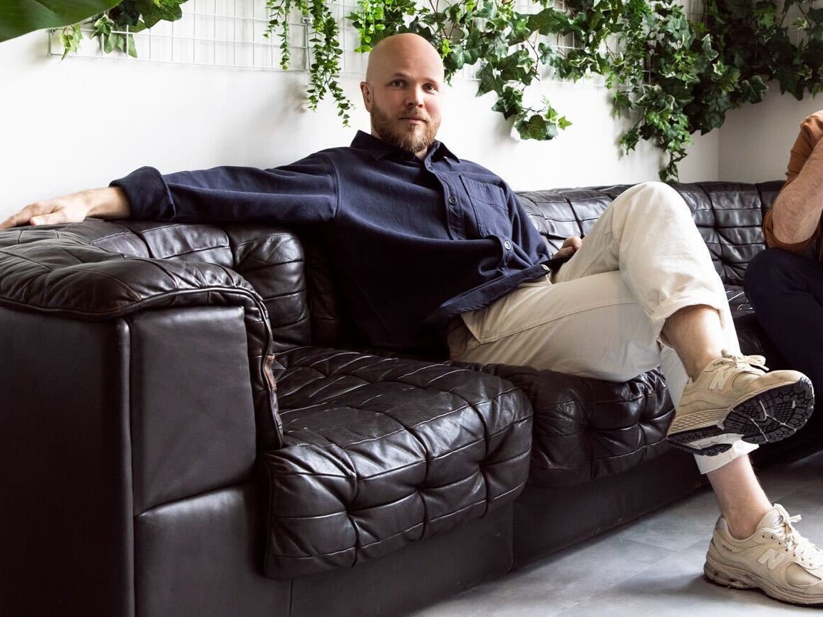 Jorn van Dijk sitting on a black sofa with Koen Bok.