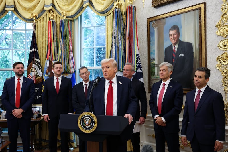WASHINGTON, DC - SEPTEMBER 30: U.S. President Donald Trump is joined by (L-R) U.S. Vice President JD Vance, Director of Medicare and Deputy Administrator of CMS Chris Klomp, Pfizer CEO Albert Bourla, U.S. Secretary of Health and Human Services Robert F. Kennedy Jr., Administrator for the Centers for Medicare & Medicaid Services Mehmet Oz and Food and Drug Administration Commissioner Dr. Marty Makary as he announces a deal with Pfizer to lower Medicaid drug prices in the Oval Office of the White House on September 30, 2025 in Washington, DC. The Trump administration has reportedly reached an agreement with pharmaceutical company Pfizer to voluntarily sell its medications through Medicaid at lower prices. (Photo by Win McNamee/Getty Images)