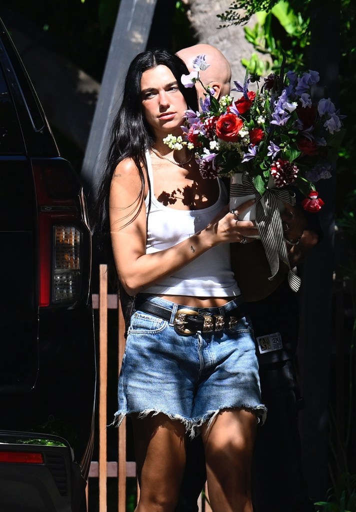 Dua Lipa brings flowers to a Miami restaurant owner after chowing down at his place following her recent concert.
