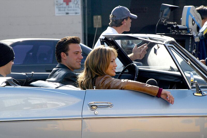 Actors Ben Affleck and Jennifer Lopez prepare to film a scene on the set of their upcoming movie "Gigli" December 19, 2001 in Los Angeles, CA. (Photo by Scott Alfieri/Getty Images)