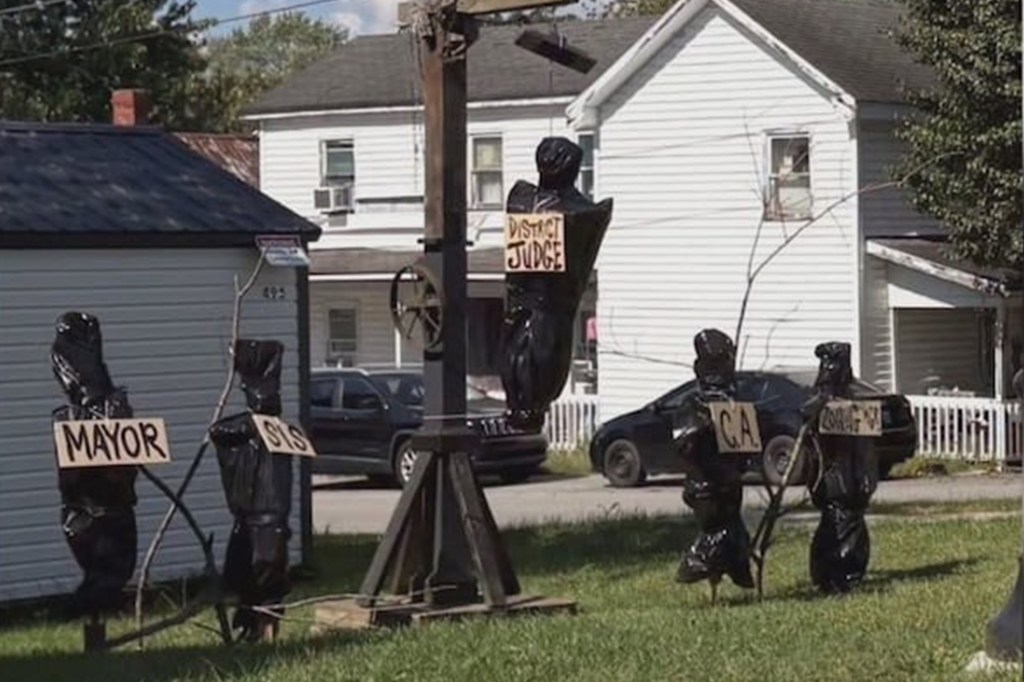 The display depicted five effigies wrapped in body bags.