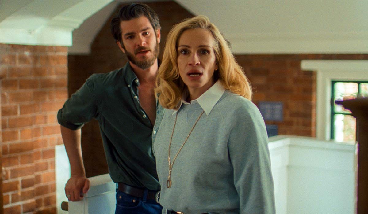 Andrew Garfield and Julia Roberts standing next to each other
