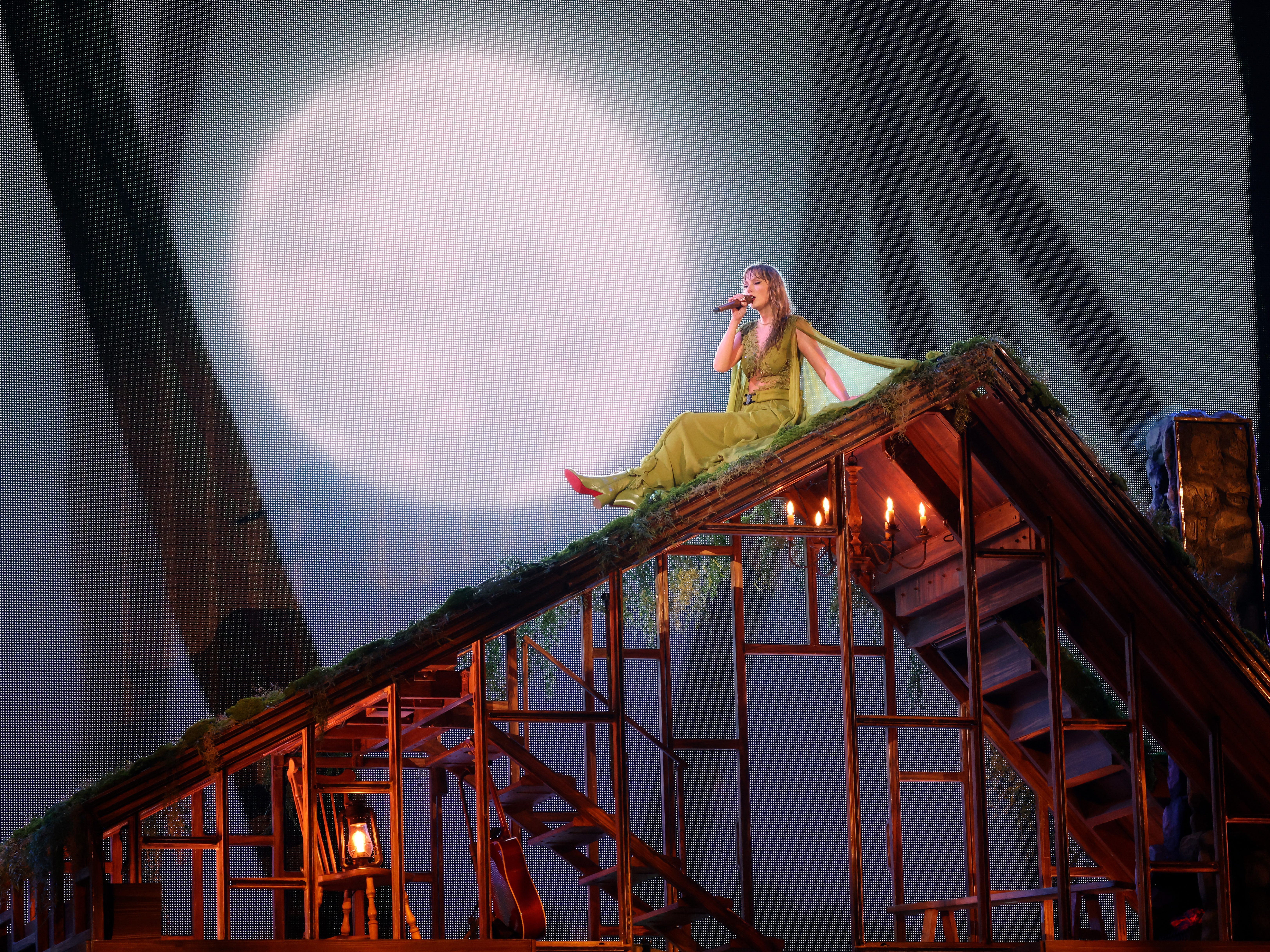 Taylor Swift performs