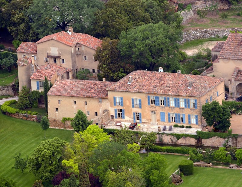 An aerial view taken on May 31, 2008 in Le Val, southeastern France, shows the Chateau Miraval, a vineyard estate owned by US businessman Tom Bove. US actors Brad Pitt and Angelina Jolie are relocating to the chateau, a local official told AFP. AFP PHOTO MICHEL GANGNE.