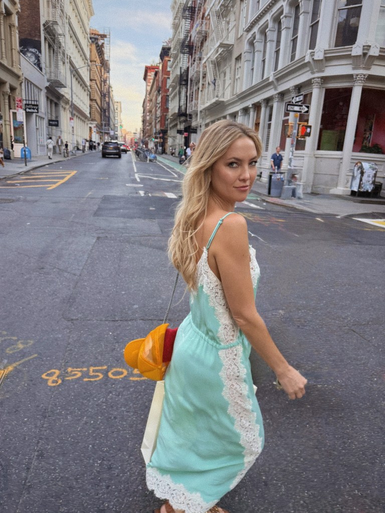 Nothing says effortless chic like Kate Hudson’s breezy dress moment in Manhattan.
