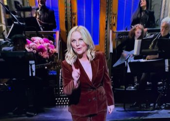 ‘SNL’ Host Amy Poehler Calls Out AI, Show’s 50th Anniversary In Monologue