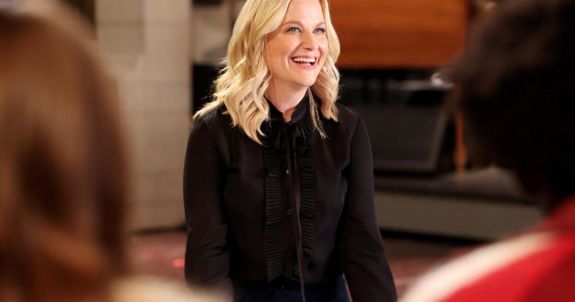 ‘SNL’ host Amy Poehler joined by Tina Fey in cold open and at the ‘Weekend Update’ desk