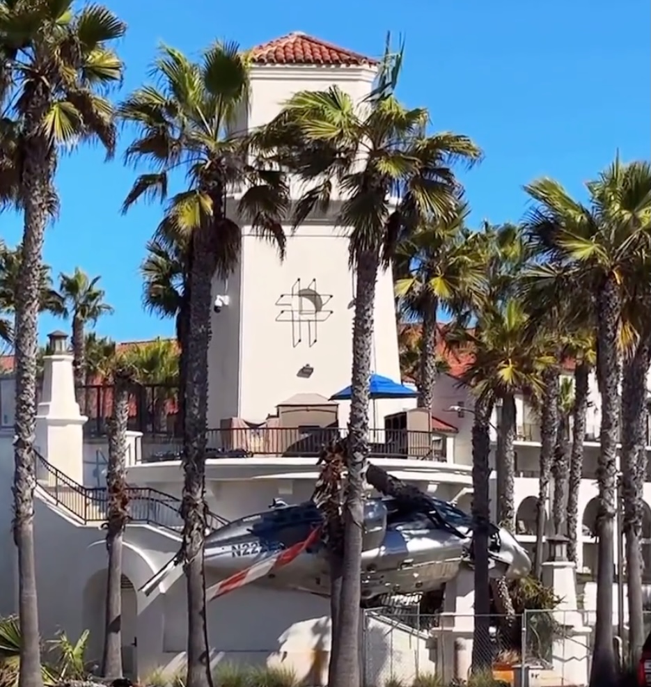 Bell 22SP helicopter crashed on the steps of a California beach hotel resort.