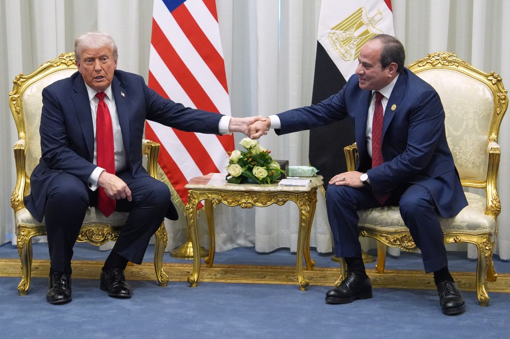 Donald Trump and Abdel Fattah al-Sisi shake hands.