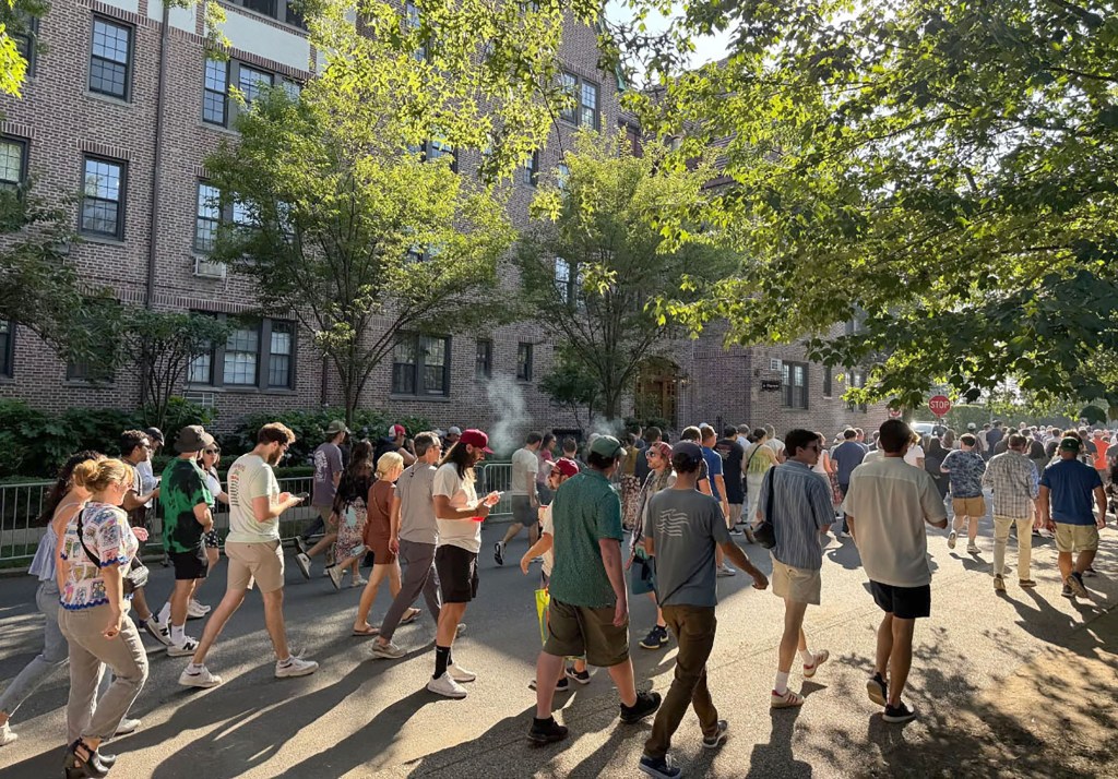 Showing a Copyphoto showing the Crowds for the Concert Phish on Jumy 2025 at Jenna's Building