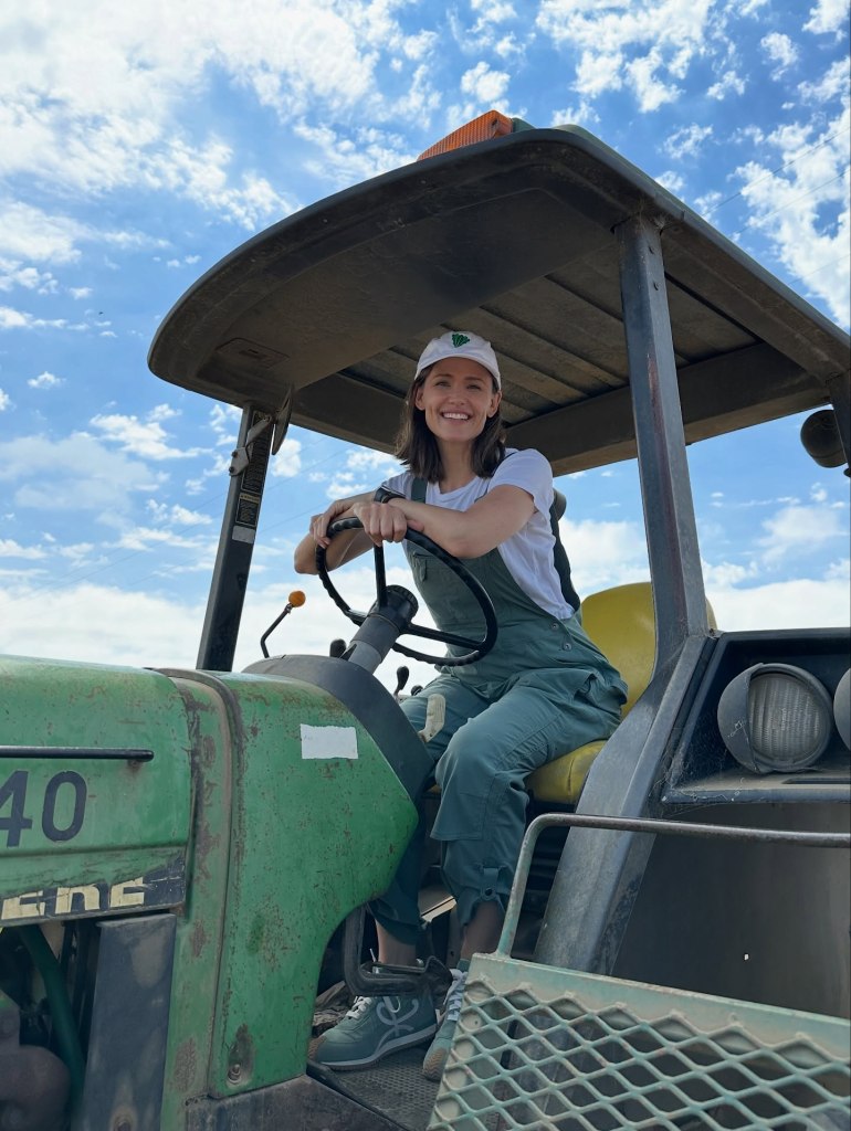 Actress Jennifer Garner is having a field day manning the tractor at her family’s farm in Locust Grove, Okla.

