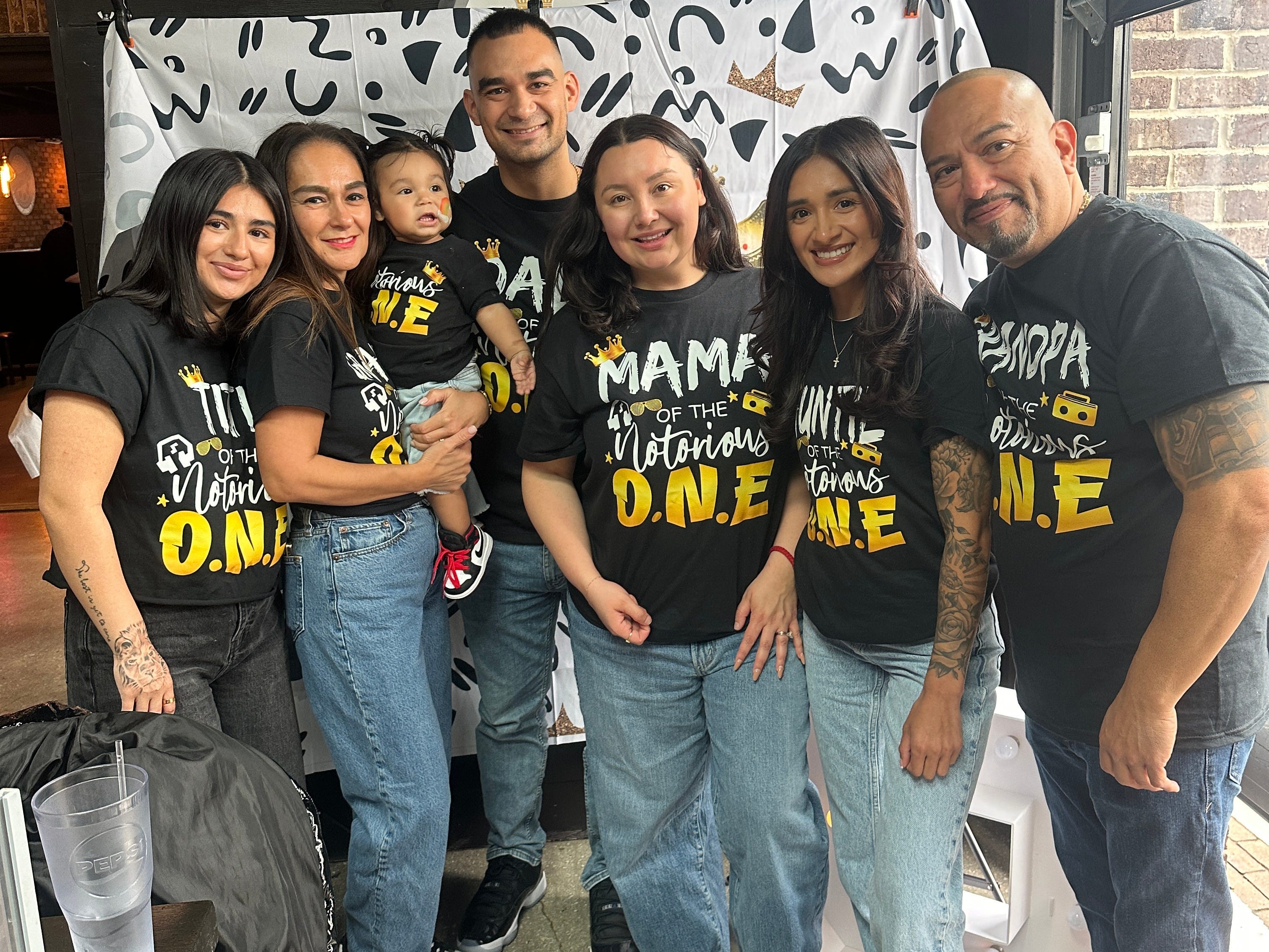 Paulina Roe's family dressed in matching shirts