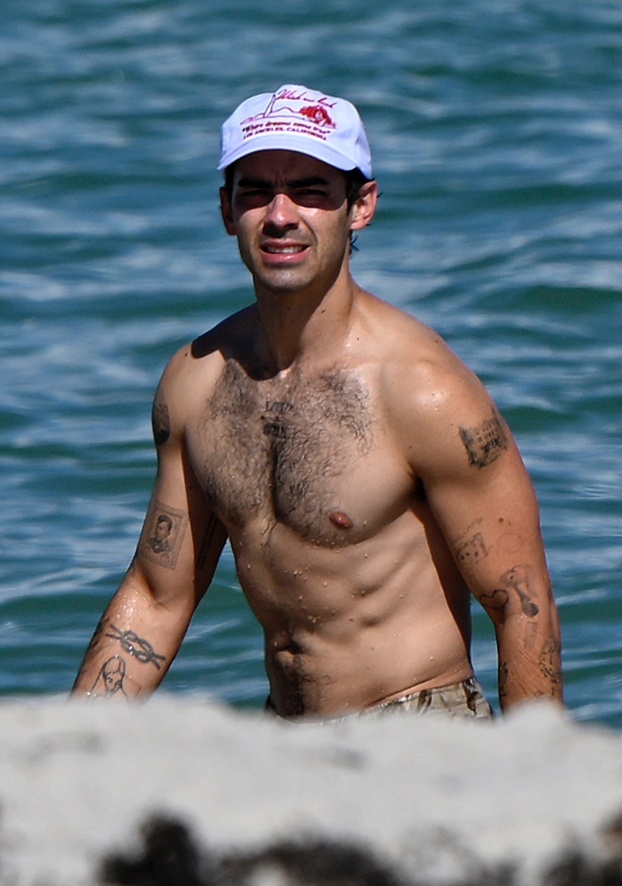 Joe Jonas shows off her abs while hanging at the beach with friends in Miami, Florida.