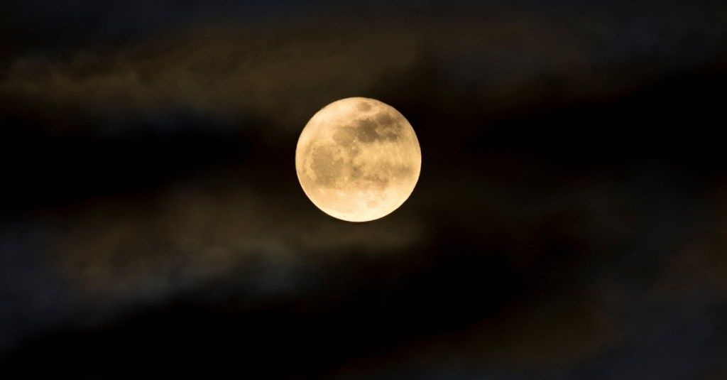 theres-a-powerful-new-moon-this-week-heres-how-it-will-impact-you