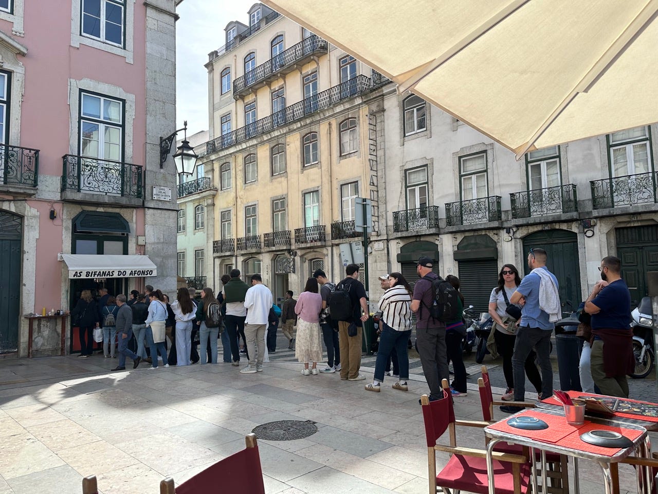Line of people outside of As Bifanas Do Afonso