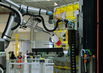 Amazon Plans to Replace Over 600,000 Jobs With Robots by 2033