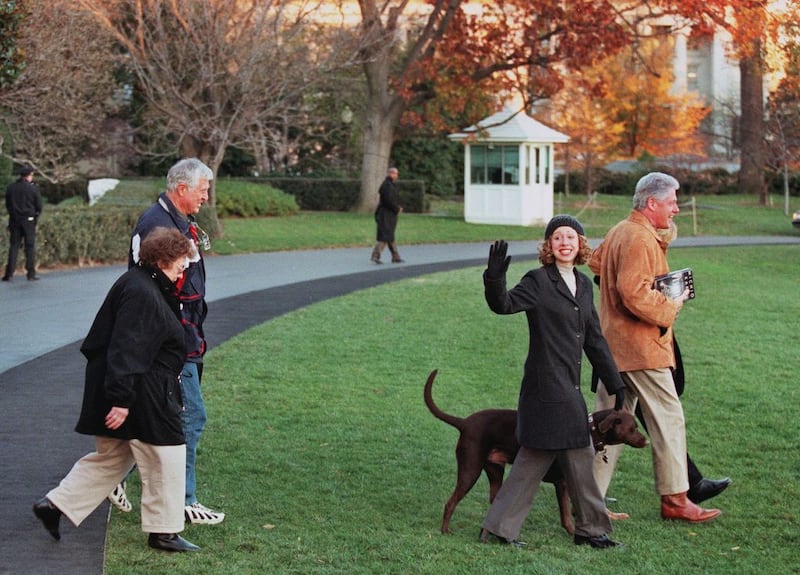 US President Bill Clinton (R), with his wife Hillary (R, partly hidden), daughter Chelsea (C), his mother in law Dorothy Rodham (L), Clinton's step father Dick Kelly (back L) and family dog