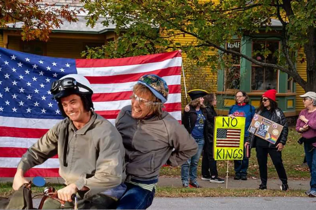 I’m with stupid: ‘Dumb and Dumber’ star plays pea-brained protest song